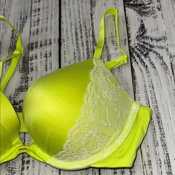 Victoria's Secret Green Bra Intimates & Sleepwear - Picture 4 of 7